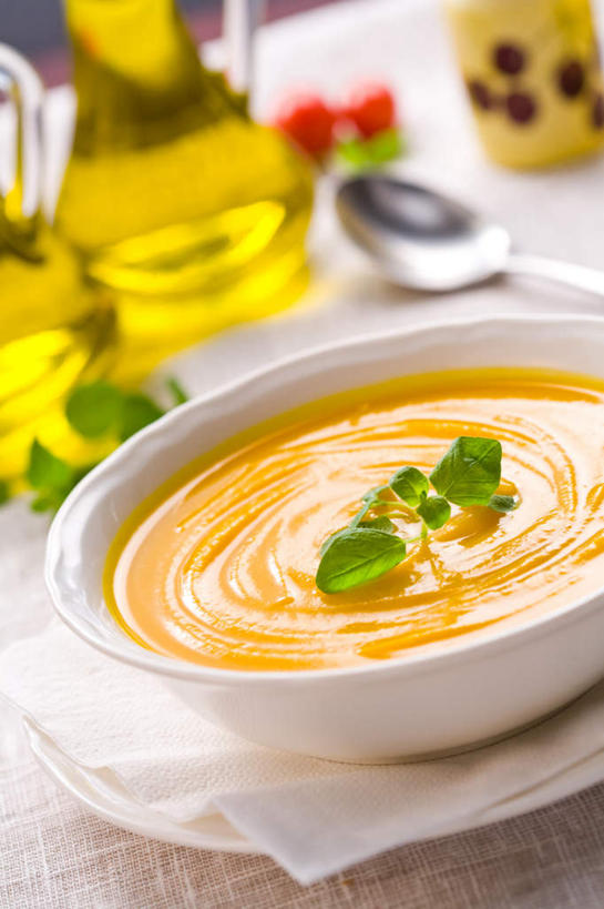 无人,竖图,俯视,室内,特写,白天,烹饪,西餐,餐桌,桌子,餐具,木制,碟子,盘,汤,料理,食品,菜肴,美食,食物,一个,盘子,木制品,碟,西式,佳肴,单个,餐台,南瓜汤,彩图,高角度拍摄