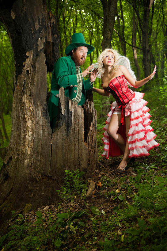 西方人,两个人,站,笑,说,微笑,露齿笑,竖图,室内,白天,正面,裙子,讨论,草地,草坪,树林,植物,欧洲,欧洲人,连衣裙,注视,草,树,树木,绿色,自然,观察,看,站着,生长,成长,观看,察看,关注,妖精,交流,男人,男性,年轻男性,年轻女性,女人,女性,白种人,沟通,讲话,交谈,商讨,说话,谈话,站立,彩图,全身