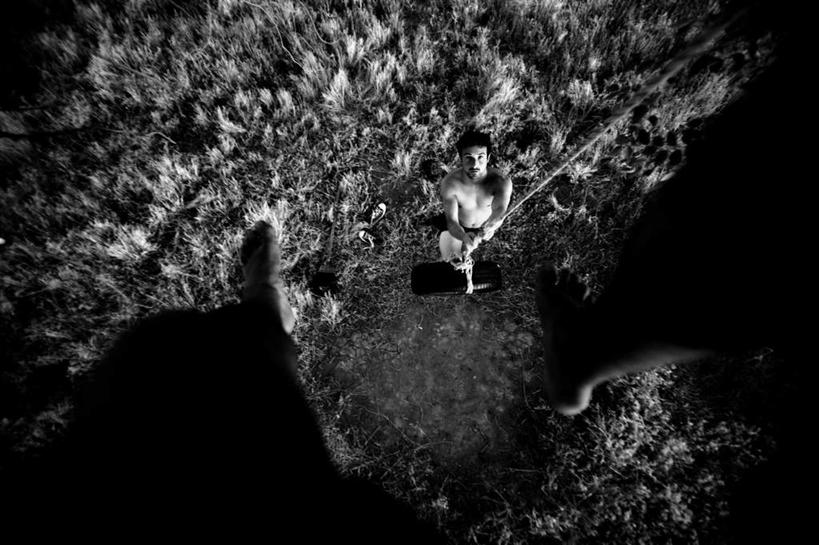 西方人,一个人,站,横图,俯视,黑白,室外,白天,旅游,度假,游戏,草地,草坪,美景,植物,欧洲,欧洲人,仅一个男性,仅一个人,一棵,景观,玩,注视,娱乐,草,树,树木,仅一个年轻男性,绿色,自然,秋千,观察,看,站着,享受,休闲,景色,放松,生长,成长,观看,活动,察看,发泄,关注,消遣,智力,自然风光,宣泄,秋千架,男人,男性,年轻男性,白种人,抬头,玩耍,嬉戏,仰头,站立,高角度拍摄,全身