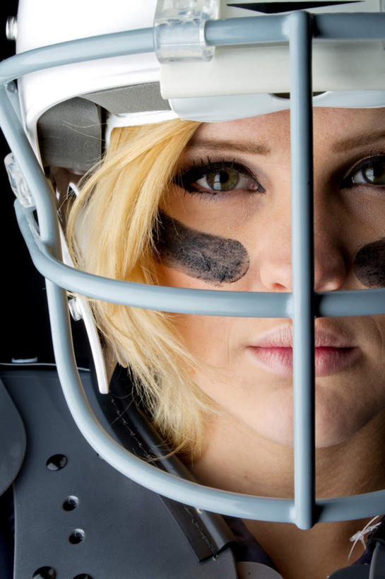 西方人,脸,头,脸颊,一个人,站,竖图,室内,特写,白天,正面,锻炼,成功,运动,合作,团队,信心,竞争,橄榄球,帽子,欧洲,欧洲人,仅一个年轻女性,仅一个女性,仅一个人,头盔,速度,注视,运动器械,队伍,安全帽,观察,看,站着,健身器械,力量,平衡,观看,协调,察看,成就,关注,健身器材,灵敏,合伙,柔韧,美式橄榄球,耐力,体育,美式足球,年轻女性,女人,女性,白种人,头部,脸部,脸蛋,面部,站立,半身,彩图,健身,运动器材