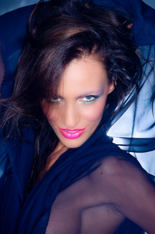 西方人,脸,头,脸颊,一个人,站,笑,微笑,露齿笑,竖图,室内,特写,白天,正面,化妆,美容,欧洲,欧洲人,仅一个年轻女性,仅一个女性,仅一个人,护肤,蓝色背景,注视,裸露,蓝色,纱巾,观察,看,站着,保养,享受,休闲,放松,保健,摄影,影棚,观看,察看,关注,裸,养颜,年轻女性,女人,女性,白种人,头部,脸部,脸蛋,面部,站立,半身,彩图,影棚拍摄,拍摄