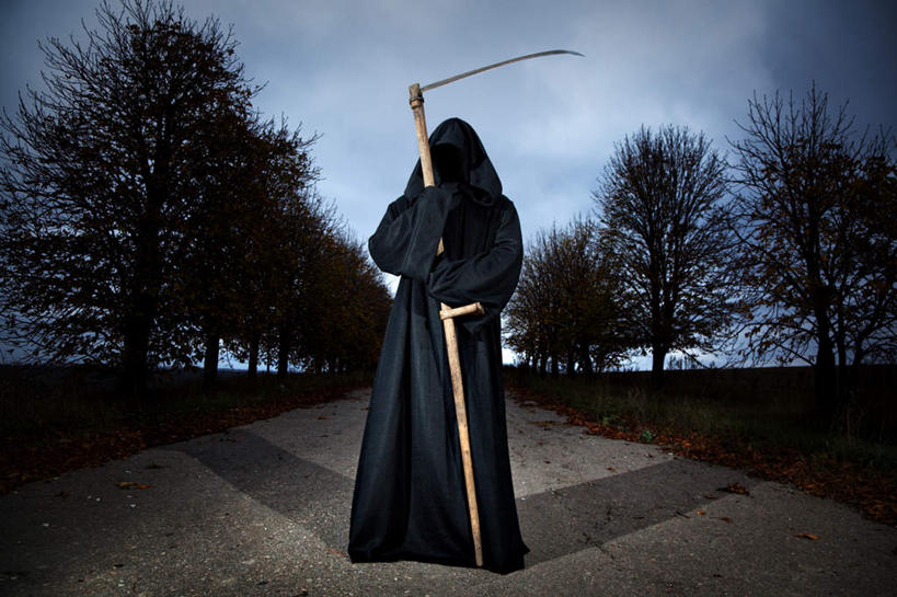 西方人,手,一个人,站,横图,室外,特写,白天,正面,旅游,度假,草地,草坪,植物,道路,路,欧洲,欧洲人,仅一个男性,仅一个人,握,阴影,光线,长袍,影子,云,云朵,小路,交通,拿,云彩,拿着,娱乐,草,树,树木,仅一个年轻男性,蓝色,绿色,黑色,白云,蓝天,天空,阳光,自然,天,站着,享受,休闲,手部,放松,握着,生长,晴朗,成长,镰刀,死神,男人,男性,年轻男性,白种人,晴空,站立,彩图,全身