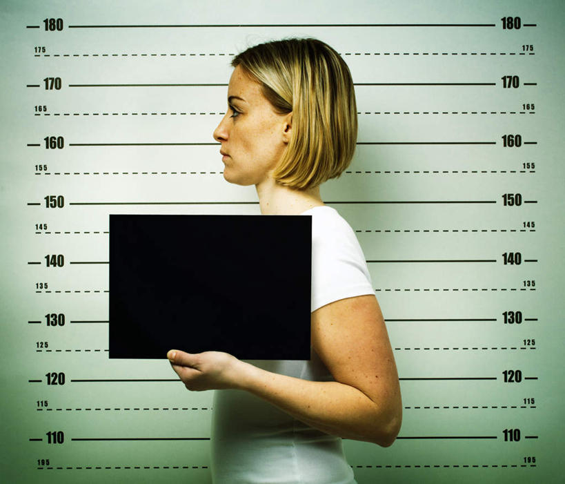 西方人,手,一个人,站,捧,横图,室内,特写,白天,侧面,欧洲,欧洲人,仅一个年轻女性,仅一个女性,仅一个人,阴影,服装,反射,标志,文字,影子,字符,字母,墙,注视,休闲装,标识,墙壁,墙面,衣服,黑板,观察,看,站着,休闲,手部,休闲服,服饰,观看,察看,尺度,关注,标准,年轻女性,女人,女性,白种人,端,端着,捧着,手捧,站立,半身,彩图