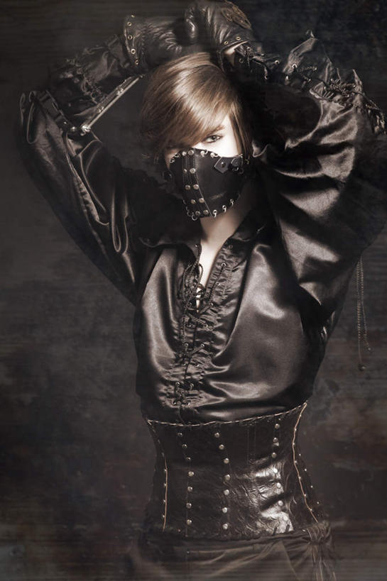 西方人,手,一个人,站,竖图,室内,特写,白天,正面,欧洲,欧洲人,仅一个男性,仅一个人,阴影,服装,反射,分离,影子,酒类,过滤,分开,注视,休闲装,文化,骑士,酒,饮料,仅一个年轻男性,衣服,口罩,鸡尾酒,观察,看,站着,休闲,手部,休闲服,隔断,调酒,遮掩,服饰,观看,隔离,察看,卫生,创造,掩盖,遮挡,关注,净化,间隔,预防,想象,遮盖,防尘,掩饰,断绝,隔开,屏蔽,屏绝,远离,中断,阻遏,阻隔,男人,男性,年轻男性,白种人,站立,半身,彩图