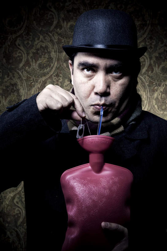 西方人,手,一个人,站,竖图,室内,特写,白天,正面,绘画,帽子,欧洲,欧洲人,仅一个男性,仅一个人,握,阴影,服装,艺术,装饰,反射,影子,塑料,墙,拿,拿着,注视,休闲装,礼帽,文化,壁画,墙壁,墙面,仅一个年轻男性,衣服,塑料制品,围巾,吸管,观察,看,站着,休闲,温暖,手部,休闲服,握着,服饰,围脖,观看,保暖,华丽,修饰,点缀,察看,空心,御寒,热水袋,关注,衬托,美观,雅致,雅观,饮管,男人,男性,年轻男性,白种人,画画,站立,半身,彩图,圆柱状