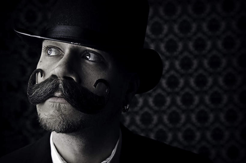 西方人,胡须,一个人,站,横图,室内,特写,白天,正面,工作服,制服,壁纸,帽子,欧洲,欧洲人,仅一个男性,仅一个人,仅一个中年男性,戴,花纹,套装,图案,注视,礼帽,黑色,观察,看,站着,观看,戴着,察看,昏暗,关注,一套,一顶,工作制服,灰暗,晦暗,男人,男性,中年男性,白种人,胡子,小胡子,墙纸,站立,半身,彩图,工作套服