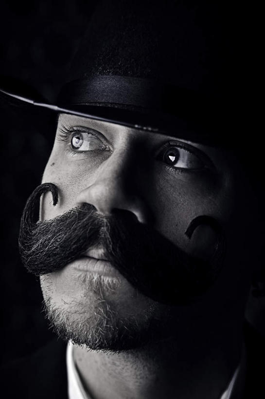 西方人,胡须,一个人,站,竖图,室内,特写,白天,正面,工作服,制服,壁纸,帽子,欧洲,欧洲人,仅一个男性,仅一个人,仅一个中年男性,戴,花纹,套装,图案,注视,礼帽,黑色,观察,看,站着,观看,戴着,察看,昏暗,关注,一套,一顶,工作制服,灰暗,晦暗,男人,男性,中年男性,白种人,胡子,小胡子,墙纸,站立,半身,彩图,工作套服