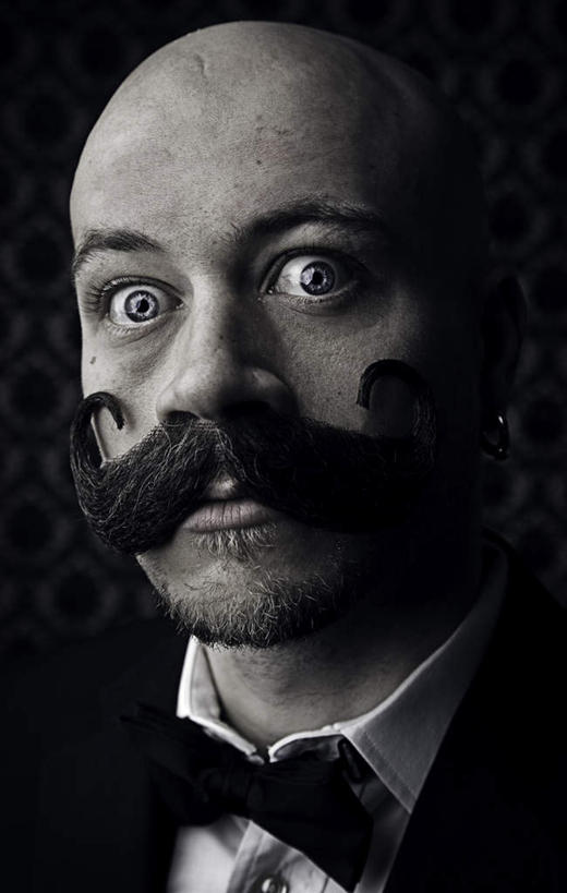 西方人,胡须,秃头,一个人,站,竖图,室内,特写,白天,正面,工作服,制服,壁纸,欧洲,欧洲人,仅一个男性,仅一个人,仅一个中年男性,花纹,套装,图案,注视,黑色,观察,看,站着,观看,察看,昏暗,关注,一套,工作制服,灰暗,晦暗,男人,男性,中年男性,白种人,光头,胡子,无发,小胡子,墙纸,站立,半身,彩图,工作套服