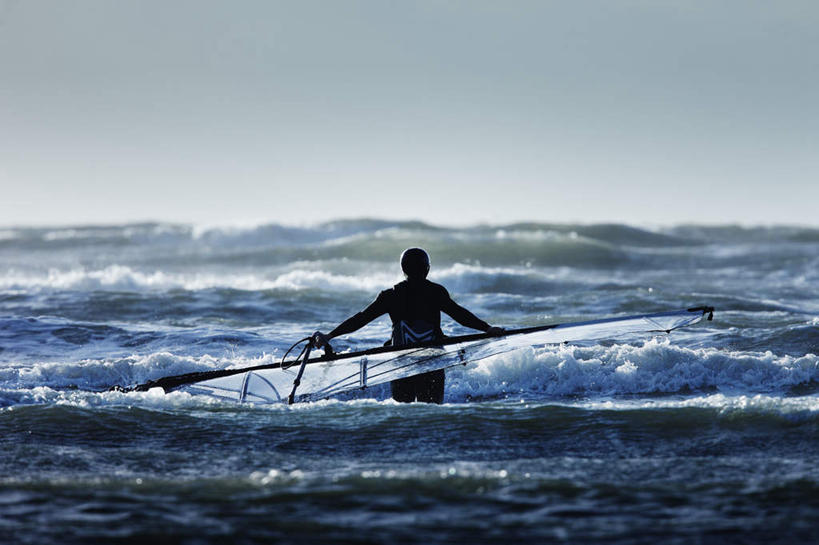 西方人,一个人,站,伸展双臂,横图,室外,白天,锻炼,旅游,度假,运动,海浪,海洋,美景,欧洲,欧洲人,仅一个男性,仅一个人,握,冲浪板,景观,浪花,水中,背光,拿,拿着,娱乐,仅一个年轻男性,一个,背面,自然,海水,站着,享受,休闲,景色,放松,握着,单个,自然风光,逆光,海景,体育,男人,男性,年轻男性,白种人,大海,风浪,海,海水的波动,近岸浪,涌浪,敞开双臂,伸开双臂,展开双肩,站立,张开手臂,张开双臂,半身,彩图,健身