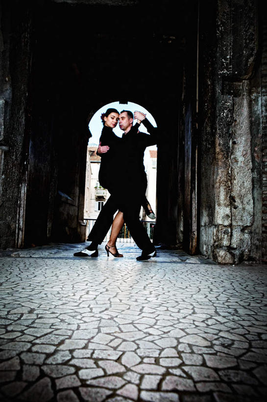 西方人,两个人,握手,抱,竖图,室内,白天,侧面,爱情,跳舞,光晕,欧洲,欧洲人,墙,浪漫,注视,墙壁,墙面,观察,看,温暖,温馨,砖头,恩爱,恋人,抱着,观看,和睦,察看,搂着,关注,舞姿,探戈,男人,男性,年轻男性,年轻女性,女人,女性,白种人,情侣,搀手,怀抱,拉手,搂,搂抱,手搀手,手拉手,手牵手,手握手,相抱,拥抱,彩图,全身,舞蹈,伴侣,融洽