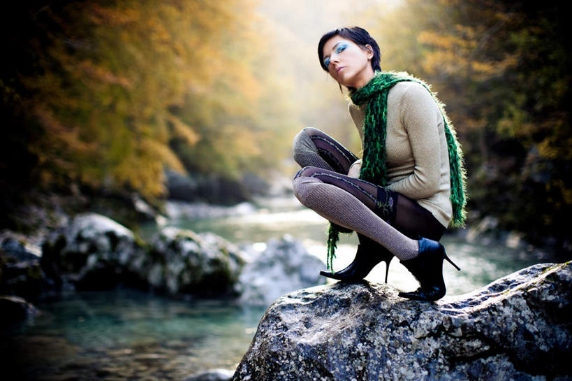 西方人,一个人,蹲,横图,室内,白天,侧面,高跟鞋,旅游,度假,河流,石头,美景,森林,树林,水,植物,鞋子,欧洲,欧洲人,仅一个年轻女性,仅一个女性,仅一个人,一双,一条,阴影,朦胧,模糊,装饰,光线,石子,影子,河水,景观,水流,注视,娱乐,树,树木,绿色,阳光,自然,围巾,观察,看,享受,休闲,温暖,景色,放松,生长,成长,围脖,观看,保暖,华丽,点缀,察看,御寒,关注,自然风光,衬托,美观,雅致,雅观,尤物,年轻女性,女人,女性,白种人,石块,岩石,蹲着,彩图,全身,佳丽,丽人,美人