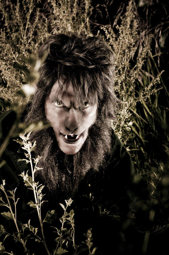 西方人,脸,头,脸颊,一个人,站,竖图,室内,夜晚,正面,植物,欧洲,欧洲人,仅一个男性,仅一个人,黑色背景,服装,枯萎,枯草,注视,草,仅一个年轻男性,衣服,黄色,观察,看,站着,摄影,服饰,影棚,观看,察看,恐怖,衣着,穿着,关注,狼人,可怕,可骇,衣饰,恐惧,男人,男性,年轻男性,白种人,头部,脸部,脸蛋,面部,站立,半身,彩图,影棚拍摄,拍摄