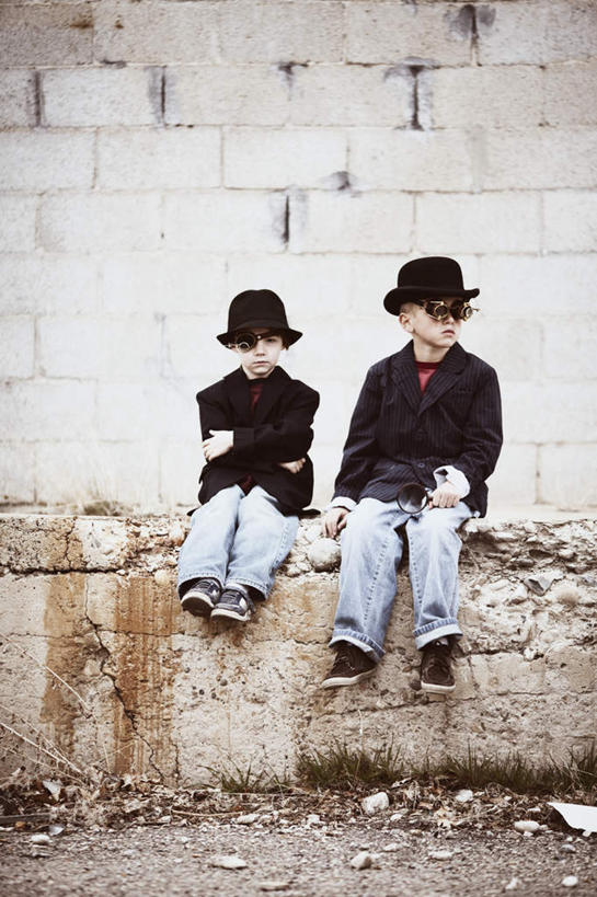 西方人,儿童,两个人,商务人士,商务男性,坐,双手交叉,竖图,室外,白天,正面,衬衫,纯洁,安全,仪器,帽子,欧洲,欧洲人,套装,检查,朦胧,模糊,反射,分析,科学,放大镜,眼镜,防护,注视,礼帽,小孩,观察,看,可爱,清晰,探索,童年,童趣,放大,观看,护目镜,保护,仔细,透镜,双手抱胸,凸透镜,聚焦,关注,保险,商务装,工薪阶层,童真,烂漫,无邪,光学,保全,周全,安稳,安定,清楚,安全防护眼镜,平安,天真,男孩,男人,男性,白种人,白领,上班族,坐着,彩图,全身,衬衣,防护眼镜,男生