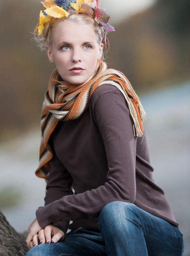 西方人,眼睛,眉毛,睫毛,一个人,蹲,竖图,室外,白天,正面,欧洲,欧洲人,瞳孔,仅一个年轻女性,仅一个女性,仅一个人,阴影,服装,朦胧,模糊,装饰,反射,光线,花环,影子,注视,休闲装,衣服,蓝色,阳光,围巾,观察,看,休闲,温暖,休闲服,眼部,服饰,围脖,观看,保暖,华丽,修饰,点缀,察看,御寒,关注,衬托,美观,雅致,雅观,年轻女性,女人,女性,白种人,睫,眉,眼,眼睫毛,眼眉,蹲着,半身,彩图,眼眉毛