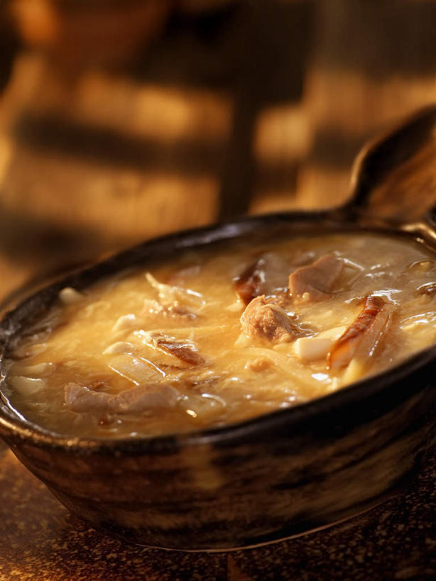 豆腐,无人,竖图,俯视,室内,特写,白天,烹饪,中餐,蔬菜,洋葱,一堆,许多,阴影,堆积,朦胧,模糊,新鲜,反射,影子,陶瓷,肉,汤,料理,食品,陶瓷制品,猪肉,酸辣汤,菜肴,美食,肉类,食物,容器,碗,中式,佳肴,有机食品,绿色食品,储藏,堆,豆制品,储存,肉食,豚肉,圆葱,洋葱头,球葱,彩图,高角度拍摄,贮存