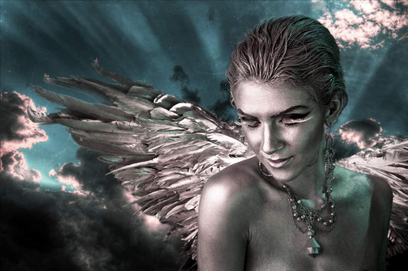 西方人,脸,头,眼睛,脸颊,眉毛,睫毛,一个人,微笑,横图,室外,特写,白天,正面,化妆,美容,项链,羽毛,欧洲,欧洲人,瞳孔,仅一个年轻女性,仅一个女性,仅一个人,天使,护肤,朦胧,梦幻,模糊,轻盈,柔软,发光,光束,光影,翅膀,云,云朵,光亮,云彩,古铜色,肩膀,装饰品,蓝色,白云,蓝天,天空,饰品,首饰,天,保养,享受,休闲,放松,保健,眼部,晴朗,神圣,未来,发亮,善良,信徒,憧憬,养颜,轻柔,使者,圣洁,年轻女性,女人,女性,白种人,头部,睫,脸部,脸蛋,眉,面部,眼,眼睫毛,眼眉,晴空,半身,彩图,眼眉毛