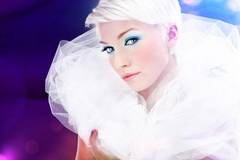 西方人,脸,头,脸颊,头发,一个人,捏,微笑,横图,室内,特写,白天,正面,婚纱,化妆,美容,欧洲,欧洲人,仅一个年轻女性,仅一个女性,仅一个人,护肤,阴影,蓝色背景,紫色背景,朦胧,模糊,光线,光影,影子,捏着,光点,肩膀,蓝色,白色,保养,享受,休闲,眼影,放松,保健,摄影,影棚,养颜,尤物,年轻女性,女人,女性,白种人,头部,脸部,脸蛋,面部,半身,彩图,影棚拍摄,婚礼服,礼服,拍摄,佳丽,丽人,美人,含笑