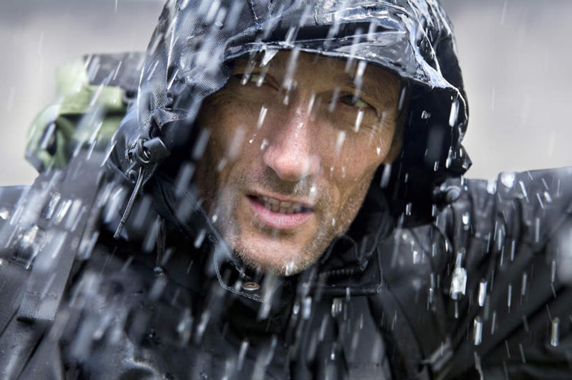 西方人,脸,头,脸颊,健壮,一个人,横图,室外,特写,白天,正面,雨,暴雨,大雨,欧洲,欧洲人,仅一个男性,仅一个人,朦胧,模糊,注视,肩膀,仅一个年轻男性,背包,观察,看,观看,保暖,细雨,察看,防寒,御寒,关注,雨衣,胡渣,透气,结实,防水,冲锋服,冲锋衣,防潮,户外用品,硬朗,男人,男性,年轻男性,白种人,头部,脸部,脸蛋,面部,小雨,半身,彩图