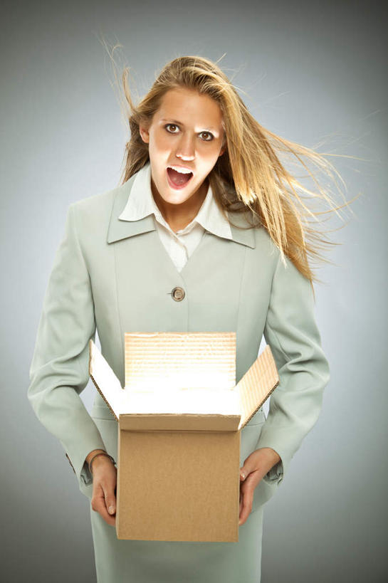 西方人,一个人,举,竖图,室内,白天,正面,大风,礼盒,礼物,照明,欧洲,欧洲人,仅一个年轻女性,仅一个女性,仅一个人,灰色背景,朦胧,模糊,纸盒,墙,灯光,注视,墙壁,墙面,灯,盒子,灰色,包装盒,礼品盒,灯具,观察,看,托,张嘴,射灯,商业人士,摄影,礼品,影棚,观看,照亮,察看,照明设备,关注,张大嘴巴,年轻女性,女人,女性,白种人,张开嘴,举起,举手,举着,向上举,向上伸,向上托,半身,彩图,影棚拍摄,拍摄