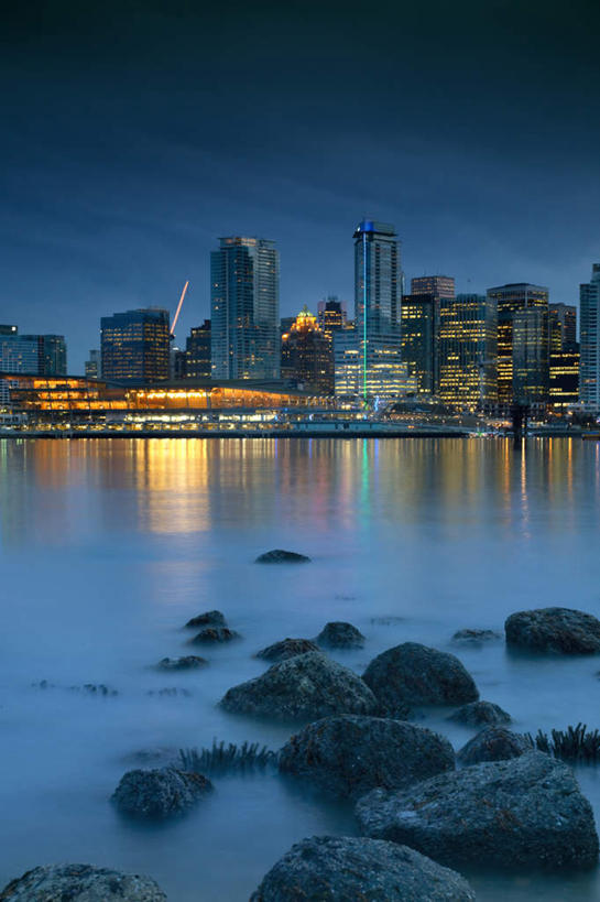 无人,公园,高楼大厦,竖图,室外,白天,正面,度假,河流,石头,美景,日落,水,城市风光,城市,大厦,建筑,摩天大楼,加拿大,阴影,波纹,光线,石子,影子,河水,景观,水流,晚霞,霞光,落日,灯光,涟漪,娱乐,倒影,水纹,黄昏,楼宇,波浪,享受,休闲,景色,彩霞,放松,倒映,北美,北美洲,美洲,水晕,北亚美利加洲,亚美利加洲,卑诗省,不列颠哥伦比亚,不列颠哥伦比亚省,史丹利公园,斯坦利公园,夕照,反照,史坦利公园,石块,岩石,夕阳,彩图,大楼,高层建筑,高楼,摩天楼,斜阳