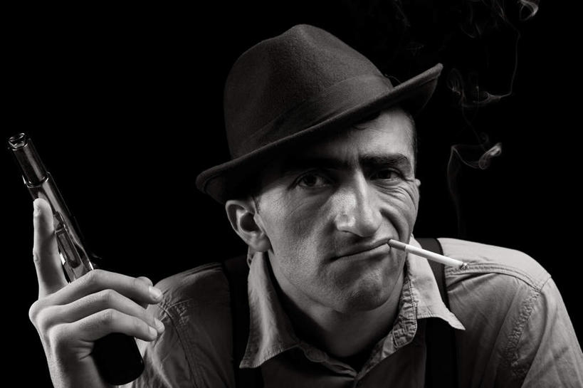 西方人,脸,头,脸颊,一个人,坐,举,吸烟,横图,黑白,室内,特写,白天,正面,衬衫,香烟,帽子,欧洲,欧洲人,仅一个男性,仅一个人,握,黑色背景,朦胧,模糊,枪支,拿,拿着,注视,礼帽,肩膀,仅一个年轻男性,一个,观察,看,托,烟,握着,摄影,手枪,影棚,单个,观看,背带,犯罪,察看,犯法,关注,枪枝,歹徒,暴徒,男人,男性,年轻男性,白种人,头部,脸部,脸蛋,面部,卷烟,烟草,纸烟,抽烟,举起,举手,举着,向上举,向上伸,向上托,坐着,半身,影棚拍摄,衬衣,拍摄