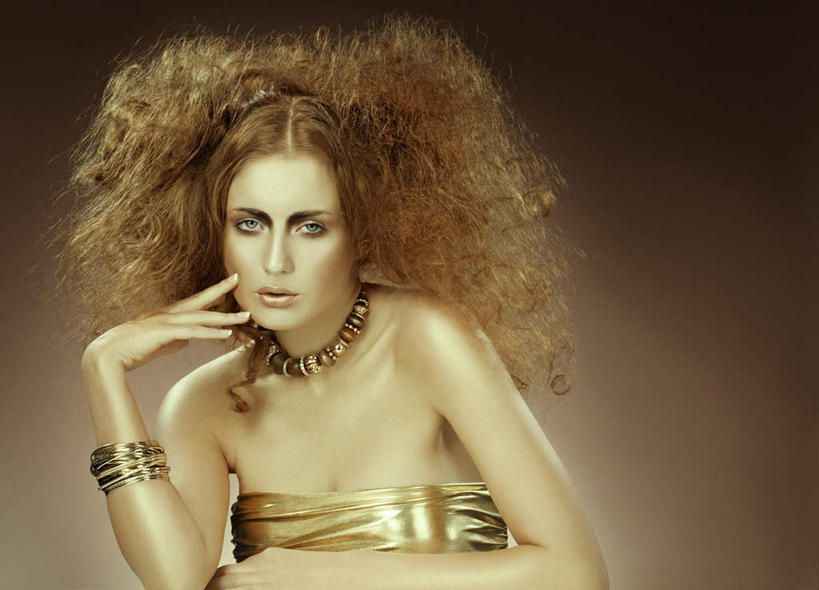 西方人,脸,头,脸颊,一个人,站,横图,室内,特写,白天,正面,裙子,项链,欧洲,欧洲人,仅一个年轻女性,仅一个女性,仅一个人,黄色背景,连衣裙,朦胧,模糊,装饰,假发,墙,褐色,注视,肩膀,墙壁,墙面,装饰品,抹胸,饰品,手链,首饰,观察,看,站着,摄影,影棚,观看,华丽,修饰,点缀,察看,关注,衬托,美观,雅致,雅观,抹胸裙,尤物,年轻女性,女人,女性,白种人,头部,长发,脸部,脸蛋,面部,站立,半身,彩图,影棚拍摄,拍摄,佳丽,丽人,美人