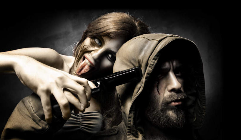 西方人,脸,头,脸颊,胡须,两个人,笑,微笑,露齿笑,横图,室内,特写,白天,正面,竞争,欧洲,欧洲人,对抗,握,阴影,灰色背景,服装,朦胧,模糊,冲突,光线,枪,枪支,影子,墙,灯光,拿,拿着,休闲装,破坏,吐舌头,肩膀,墙壁,墙面,一个,衣服,黑色,伸舌头,休闲,鬼脸,休闲服,吐舌,武器,战争,握着,摄影,服饰,手枪,影棚,单个,损坏,攻击,威胁,对立,矛盾,兵器,防御,枪械,弹夹,敌对,挫败,斗争,抗拒,抗衡,敌人,杀伤,威慑,仇敌,仇人,子弹夹,危险,男人,男性,年轻男性,年轻女性,女人,女性,白种人,头部,胡子,络腮胡,脸部,脸蛋,面部,半身,彩图,影棚拍摄,拍摄