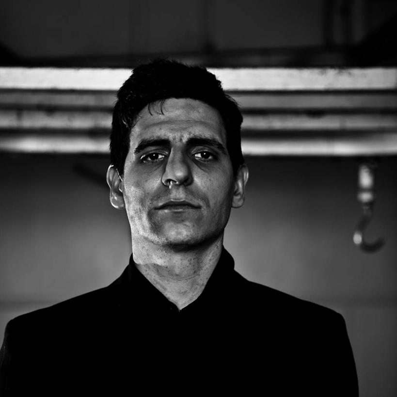 西方人,脸,头,脸颊,一个人,站,方图,黑白,室内,特写,白天,正面,西装,金属制品,欧洲,欧洲人,仅一个男性,仅一个人,仅一个中年男性,阴影,套装,正装,朦胧,模糊,光线,金属,影子,屋顶,顶棚,注视,职业装,肩膀,阳光,观察,看,站着,观看,察看,关注,铁钩,男人,男性,中年男性,白种人,头部,脸部,脸蛋,面部,站立,半身