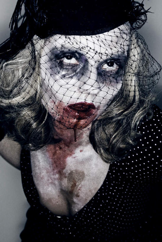 西方人,脸,头,脸颊,一个人,站,竖图,室内,特写,白天,正面,裙子,化妆,帽子,欧洲,欧洲人,仅一个年轻女性,仅一个女性,仅一个人,阴影,灰色背景,连衣裙,朦胧,模糊,光线,血,液体,影子,墙,灯光,注视,礼帽,肩膀,墙壁,墙面,黑色,观察,看,站着,血液,摄影,影棚,观看,察看,恐怖,关注,可怕,沉默,不祥,悲哀,可骇,中间色,消亡,罪恶,扮装,恐惧,年轻女性,女人,女性,白种人,头部,脸部,脸蛋,面部,站立,半身,彩图,影棚拍摄,化装,拍摄