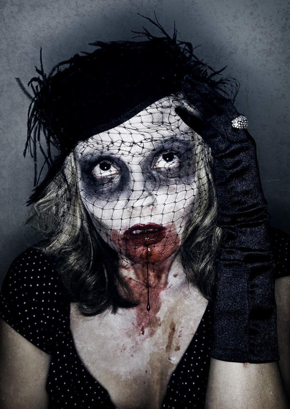 西方人,脸,头,脸颊,一个人,站,摸,竖图,室内,特写,白天,正面,裙子,化妆,帽子,欧洲,欧洲人,仅一个年轻女性,仅一个女性,仅一个人,抚摸,阴影,灰色背景,连衣裙,朦胧,模糊,光线,血,液体,影子,墙,灯光,注视,礼帽,肩膀,墙壁,墙面,黑色,观察,看,站着,血液,摄影,影棚,观看,察看,恐怖,关注,可怕,沉默,不祥,悲哀,可骇,中间色,消亡,罪恶,扮装,恐惧,年轻女性,女人,女性,白种人,头部,脸部,脸蛋,面部,触摸,接触,站立,半身,彩图,影棚拍摄,化装,拍摄