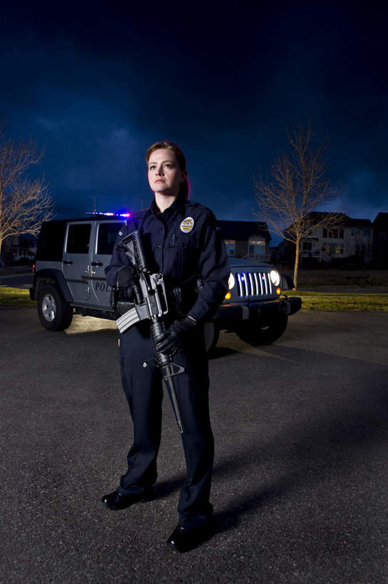 西方人,一个人,警察,警卫,站,竖图,室外,白天,正面,工作服,制服,草地,草坪,植物,道路,路,汽车,欧洲,欧洲人,仅一个女性,仅一个人,一辆,握,阴影,朦胧,模糊,光线,枪支,影子,小路,灯光,交通,拿,拿着,注视,车,草,树,树木,蓝色,绿色,蓝天,天空,自然,交通工具,轿车,天,观察,看,站着,仅一个中年女性,握着,生长,成长,观看,察看,关注,载具,工作制服,枪枝,女人,女性,中年女性,白种人,警卫员,看守,卫兵,站立,彩图,全身,工作套服