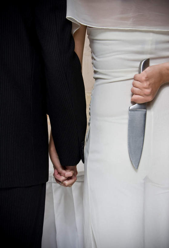 西方人,两个人,夫妻,新娘,新郎,站,握手,竖图,室内,特写,白天,白色背景,爱情,婚礼,快乐,欧洲,欧洲人,一把,握,朦胧,模糊,庆祝,刀具,结婚,浪漫,背面,刀,站着,喜庆,恩爱,握着,恋人,纪念,犯罪,犯法,男人,男性,年轻男性,年轻女性,女人,女性,白种人,夫妇,情侣,搀手,拉手,手搀手,手拉手,手牵手,手握手,站立,半身,彩图,高兴,伴侣,匕首,凶手