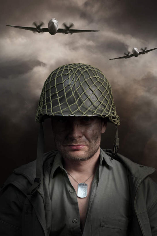 西方人,脸,头,脸颊,一个人,站,竖图,室外,特写,白天,正面,飞机,帽子,项链,欧洲,欧洲人,仅一个男性,仅一个人,仅一个中年男性,两辆,士兵,飞翔,朦胧,模糊,飞行,头盔,网,乌云,云,阴天,云朵,翱翔,云彩,注视,航空,飞,肩膀,装饰品,一个,天空,安全帽,饰品,首饰,交通工具,天,观察,看,站着,战争,空军,单个,观看,军人,战斗机,察看,昏暗,阴沉,武士,关注,载具,轰炸机,军用机,军用战斗机,兵士,甲士,兵戈,打仗,构兵,交兵,男人,男性,中年男性,白种人,头部,脸部,脸蛋,面部,接触,站立,半身,彩图