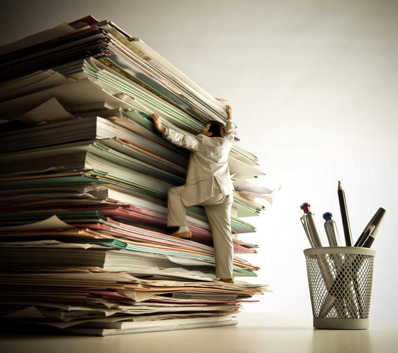 西方人,一个人,商务人士,商务男性,办公室,攀登,横图,室内,白天,仰视,衬衫,家具,桌子,笔筒,欧洲,欧洲人,仅一个男性,仅一个人,一排,许多,套装,整齐,笔,材料,档案,文件,塑料,办公桌,墙,办公用品,墙壁,墙面,文具,排列,仅一个年轻男性,一个,白色,灰色,塑料制品,学习用品,资料,爬,单个,堆,文具用品,队列,文档,商务装,工薪阶层,办公家具,男人,男性,年轻男性,白种人,白领,上班族,攀爬,彩图,低角度拍摄,全身,衬衣