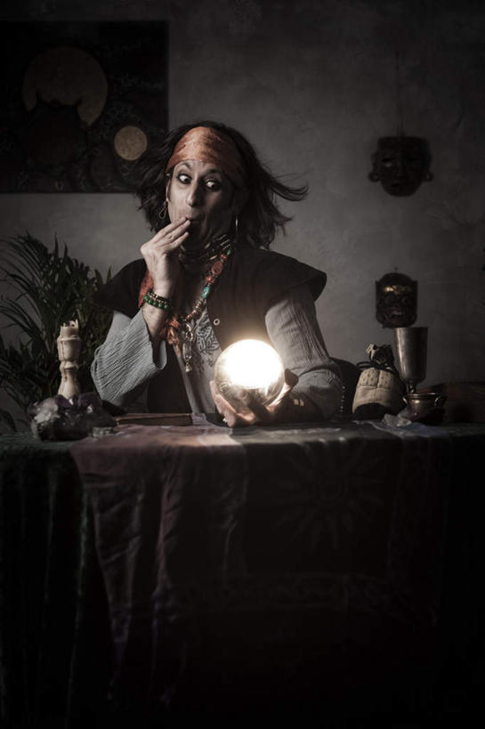 西方人,一个人,坐,竖图,室内,夜晚,正面,照明,欧洲,欧洲人,仅一个男性,仅一个人,仅一个中年男性,撑,服装,惊讶,朦胧,模糊,透明,发光,头巾,墙,水晶,托腮,注视,休闲装,墙壁,墙面,衣服,观察,看,托,休闲,球体,休闲服,水晶球,服饰,观看,惊奇,察看,关注,托下巴,诧异,惊疑,惊异,男人,男性,中年男性,白种人,坐着,半身,彩图