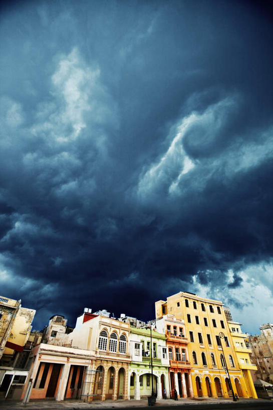 无人,家,竖图,室外,白天,仰视,度假,美景,城市风光,城市,道路,路,公路,古巴,房屋,屋子,景观,云,云朵,交通,首都,云彩,娱乐,楼房,住宅,白云,享受,休闲,景色,放松,北美,北美洲,美洲,哈瓦那,北亚美利加洲,亚美利加洲,古巴共和国,马路,彩图,低角度拍摄,房子