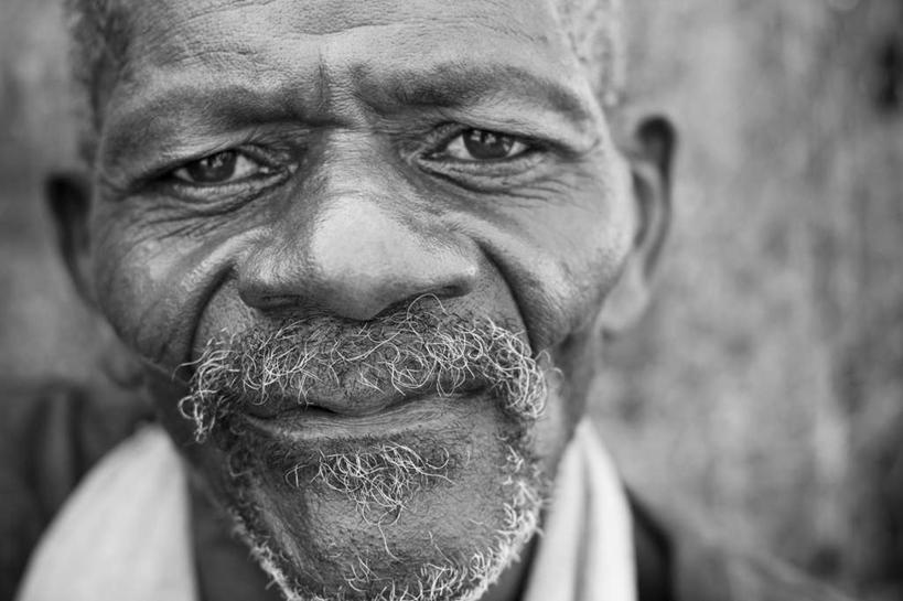 西方人,脸,头,眼睛,脸颊,眉毛,睫毛,胡须,一个人,站,横图,黑白,室外,特写,白天,正面,欧洲,欧洲人,瞳孔,仅一个男性,仅一个人,服装,朦胧,模糊,注视,休闲装,衣服,观察,看,站着,仅一个老年男性,休闲,休闲服,眼部,服饰,观看,察看,关注,苍老,衰老,朽迈,老年男性,男人,男性,白种人,头部,胡子,小胡子,睫,脸部,脸蛋,眉,面部,眼,眼睫毛,眼眉,站立,半身,眼眉毛