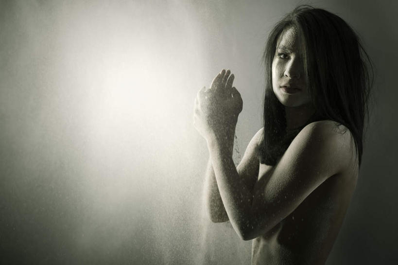 东方人,一个人,站,横图,室内,特写,白天,侧面,亚洲,仅一个年轻女性,仅一个女性,仅一个人,阴影,朦胧,模糊,光线,影子,灯光,注视,黄种人,裸露,观察,看,站着,赤裸,观看,察看,搓,关注,裸,尤物,年轻女性,女人,女性,亚洲人,站立,半身,彩图,佳丽,丽人,美人