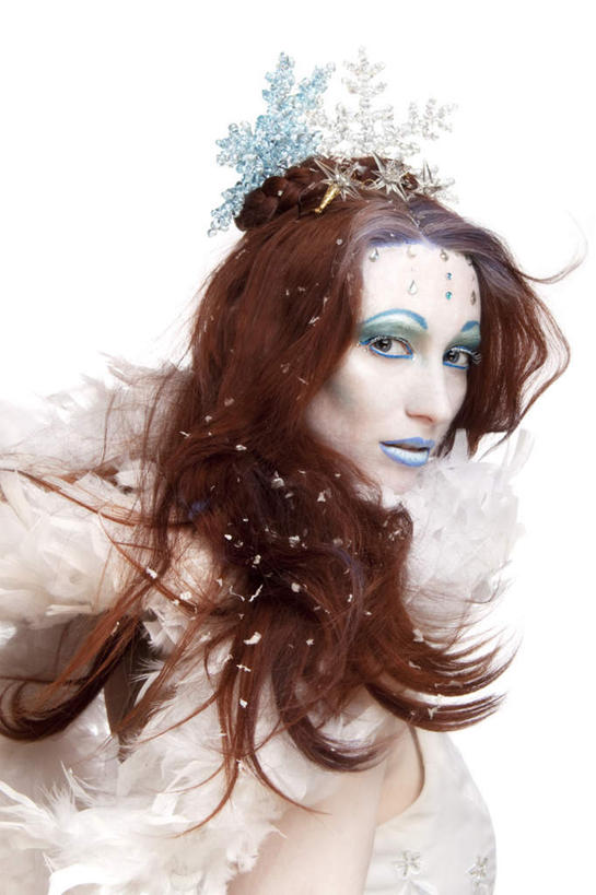 西方人,脸,头,眼睛,脸颊,眉毛,睫毛,一个人,坐,竖图,室外,白天,白色背景,侧面,化妆,美容,雪,大雪,皇冠,欧洲,欧洲人,瞳孔,仅一个年轻女性,仅一个女性,仅一个人,戴,护肤,积雪,雪景,冬季,冬天,注视,一个,蓝色,观察,看,保养,享受,休闲,眼影,放松,寒冷,保健,眼部,单个,观看,优雅,戴着,权威,察看,高贵,关注,养颜,尊贵,高尚,权力,统治,严寒,文雅,崇高,尤物,年轻女性,女人,女性,白种人,头部,睫,脸部,脸蛋,眉,面部,眼,眼睫毛,眼眉,王冠,坐着,半身,彩图,眼眉毛,佳丽,丽人,美人