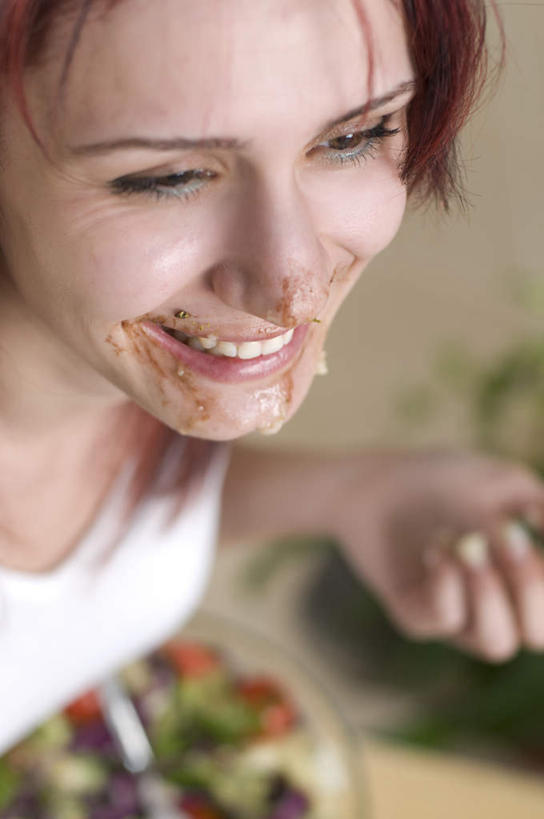 点心,西方人,脸,头,脸颊,一个人,站,笑,微笑,露齿笑,竖图,俯视,室内,特写,白天,下午茶,蔬菜,欧洲,欧洲人,仅一个年轻女性,仅一个女性,仅一个人,服装,朦胧,模糊,新鲜,生食,蔬菜沙拉,沙拉,食品,糖,糖果,甜点,甜品,注视,休闲装,色拉,沙律,食物,糕点,衣服,甜食,巧克力,观察,看,站着,休闲,休闲服,服饰,有机食品,绿色食品,观看,色拉酱,朱古力,察看,关注,千岛酱,污渍,尤物,年轻女性,女人,女性,白种人,头部,脸部,脸蛋,面部,站立,半身,彩图,高角度拍摄,蛋糕,佳丽,丽人,美人