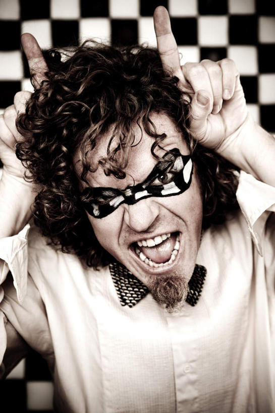 西方人,脸,头,脸颊,手,头发,一个人,站,竖图,室内,特写,白天,正面,工作服,制服,化妆,壁纸,欧洲,欧洲人,双手,仅一个男性,仅一个人,仅一个中年男性,套装,方格,领结,注视,肩膀,一只,白色,黑色,观察,看,手势,站着,张嘴,向上,手部,手指,眼罩,摄影,影棚,观看,察看,关注,张大嘴巴,工作制服,扮装,竖直,男人,男性,中年男性,白种人,头部,卷发,脸部,脸蛋,面部,墙纸,张开嘴,站立,半身,彩图,影棚拍摄,工作套服,礼服,化装,拍摄