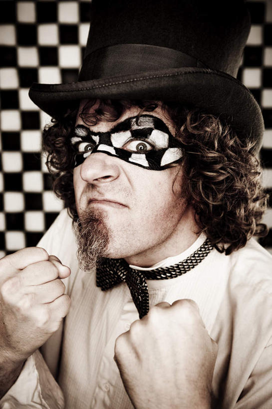 西方人,脸,头,脸颊,拳,头发,一个人,站,竖图,室内,特写,白天,正面,工作服,制服,壁纸,帽子,欧洲,欧洲人,仅一个男性,仅一个人,仅一个中年男性,握,套装,方格,领结,注视,礼帽,鼓励,一只,白色,黑色,观察,加油,看,手势,握拳,站着,眼罩,打气,握着,摄影,影棚,观看,察看,威胁,关注,鼓舞,一顶,工作制服,威逼,要挟,男人,男性,中年男性,白种人,头部,卷发,脸部,脸蛋,面部,拳头,墙纸,站立,半身,彩图,影棚拍摄,工作套服,礼服,拍摄