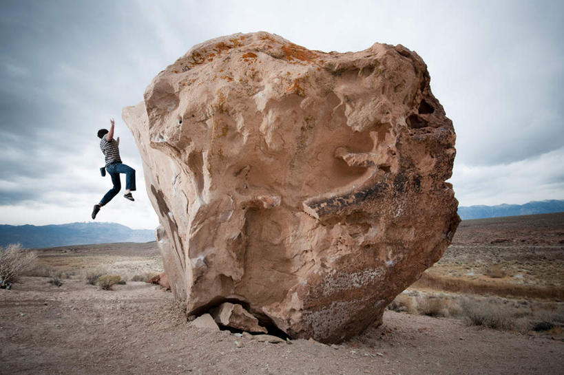 西方人,一个人,跳,伸展双臂,横图,室外,白天,侧面,旅游,度假,草地,草坪,石头,美景,山,山脉,植物,欧洲,欧洲人,仅一个男性,仅一个人,阴影,服装,裤子,光线,石子,影子,景观,山顶,山峰,云,云朵,地面,山峦,云彩,牛仔裤,休闲装,娱乐,草,仅一个年轻男性,衣服,蓝色,绿色,白云,蓝天,天空,阳光,自然,群山,天,回头,转头,享受,休闲,休闲服,景色,放松,服饰,晴朗,自然风光,颠峰,极峰,男人,男性,年轻男性,白种人,石块,岩石,晴空,敞开双臂,伸开双臂,跳跃,展开双肩,张开手臂,张开双臂,彩图,全身
