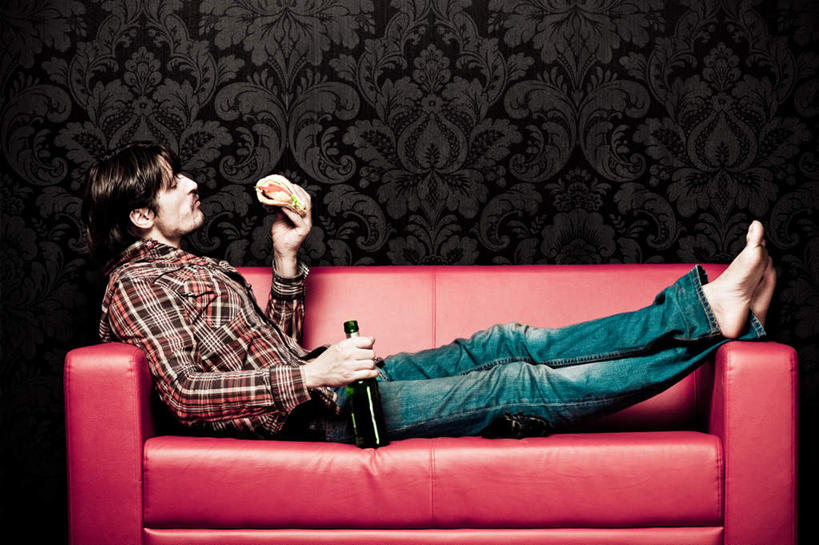 西方人,手,一个人,躺,举,闭眼,横图,室内,白天,侧面,烹饪,西餐,餐桌,房间,沙发,桌子,欧洲,欧洲人,仅一个男性,仅一个人,仅一个中年男性,一双,握,阴影,花纹,服装,裤子,光线,图案,影子,墙,灯光,汉堡,料理,食品,拿,拿着,牛仔裤,休闲装,光脚,菜肴,美食,墙壁,墙面,玻璃制品,酒瓶,食物,一个,衣服,红色,玻璃瓶,瓶子,快餐,托,休闲,赤脚,手部,休闲服,西式,握着,服饰,佳肴,单个,餐台,布艺沙发,西式快餐,垃圾食品,卧着,男人,男性,中年男性,白种人,闭眼睛,闭着眼,闭着眼睛,举起,举手,举着,躺着,卧,向上举,向上伸,向上托,彩图,全身