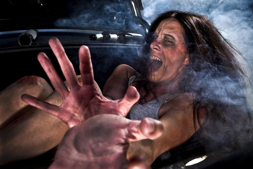 西方人,手,一个人,躺,横图,俯视,室外,特写,夜晚,汽车,欧洲,欧洲人,仅一个女性,仅一个人,一辆,一双,阴影,服装,光线,影子,烟雾,灯光,注视,休闲装,车,衣服,交通工具,轿车,观察,看,伸,张嘴,仅一个中年女性,休闲,手部,休闲服,服饰,肮脏,观看,害怕,屈,察看,胆怯,关注,载具,张大嘴巴,邋遢,畏惧,龌龊,污秽,卧着,女人,女性,中年女性,白种人,张开嘴,躺着,卧,半身,彩图,高角度拍摄