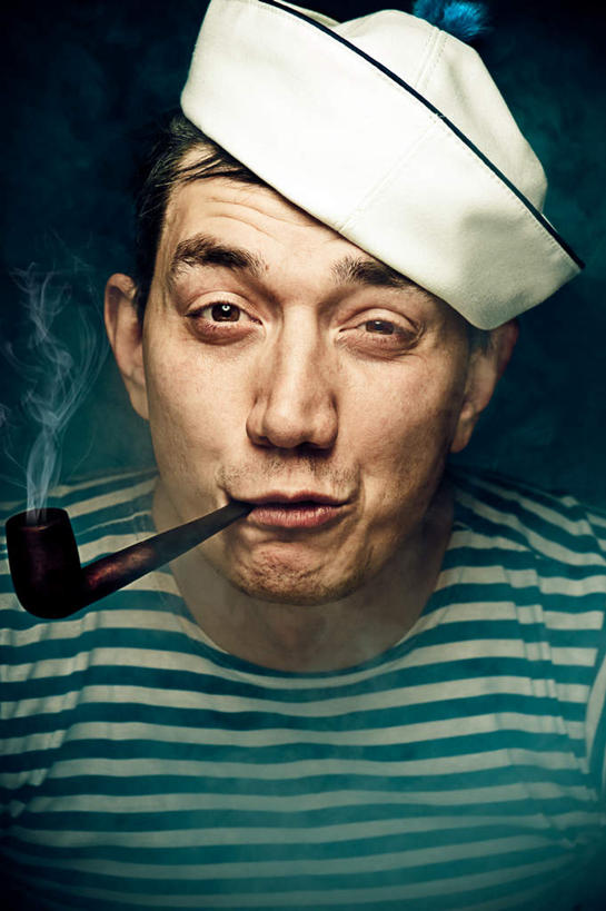 西方人,脸,头,脸颊,一个人,水手,站,吸烟,竖图,室内,特写,白天,正面,帽子,欧洲,欧洲人,仅一个男性,仅一个人,仅一个中年男性,戴,条纹,服装,注视,休闲装,衣服,观察,看,站着,休闲,休闲服,服饰,烟斗,观看,戴着,察看,叼,关注,叼着,一顶,水手帽,男人,男性,中年男性,白种人,头部,脸部,脸蛋,面部,船员,海员,水兵,抽烟,站立,半身,彩图