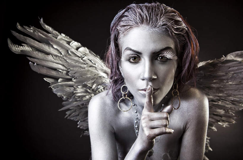 西方人,一个人,站,横图,室内,特写,白天,正面,化妆,美容,项链,欧洲,欧洲人,仅一个年轻女性,仅一个女性,仅一个人,天使,护肤,黑色背景,翅膀,注视,裸露,装饰品,耳环,饰品,首饰,观察,看,手势,站着,保养,享受,休闲,手指,安静,放松,夸张,保健,摄影,影棚,赤裸,观看,察看,神圣,食指,关注,善良,裸,信徒,养颜,使者,夸大,圣洁,年轻女性,女人,女性,白种人,卷发,站立,半身,彩图,影棚拍摄,拍摄,浮夸