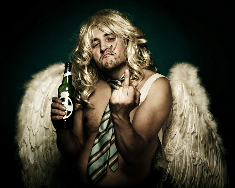 啤酒,西方人,中指,一个人,站,吸烟,横图,室内,白天,正面,香烟,欧洲,欧洲人,仅一个男性,仅一个人,仅一个中年男性,天使,握,指,翅膀,酒类,拿,拿着,注视,方向,酒,饮料,观察,看,手势,站着,向上,烟,竖,握着,观看,翘,一支,察看,一瓶,指向,神圣,鄙视,关注,善良,挑衅,信徒,藐视,讽刺,蔑视,嘲笑,人身攻击,使者,圣洁,男人,男性,中年男性,白种人,卷烟,烟草,纸烟,抽烟,站立,半身,彩图