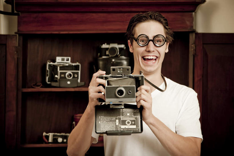 西方人,手,一个人,站,笑,微笑,露齿笑,横图,室内,白天,正面,柜子,相机,欧洲,欧洲人,仅一个男性,仅一个人,握,阴影,服装,光线,墨镜,眼镜,影子,墙,古典,拿,拿着,注视,休闲装,墙壁,墙面,仅一个年轻男性,拍照,衣服,数码相机,太阳镜,太阳眼镜,橱柜,观察,看,站着,张嘴,休闲,手部,休闲服,遮阳镜,握着,摄影,服饰,观看,察看,关注,经典,张大嘴巴,双反相机,男人,男性,年轻男性,白种人,照相机,张开嘴,站立,半身,彩图,照相