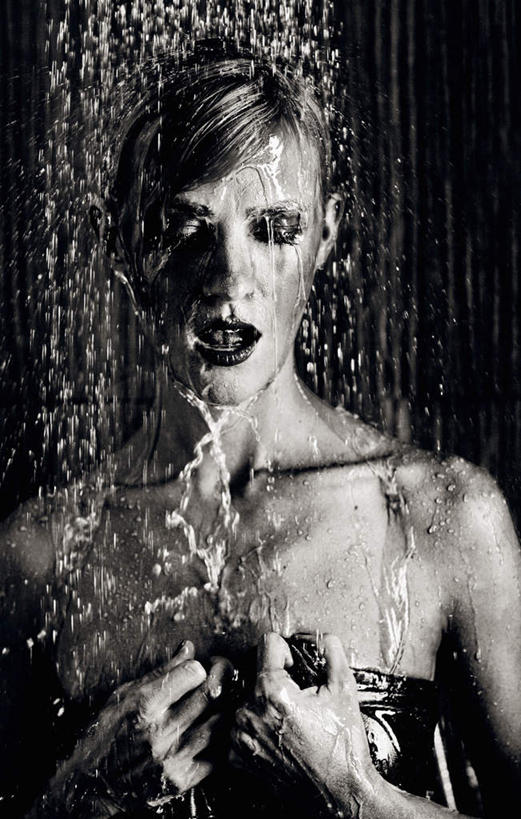 西方人,脸,头,脸颊,脖子,手,锁骨,肩胛骨,胸骨,肋骨,一个人,站,竖图,黑白,室内,白天,正面,性感,水,欧洲,欧洲人,仅一个年轻女性,仅一个女性,仅一个人,阴影,飞溅,溅,光线,液体,影子,水滴,注视,裸露,肩膀,水珠,观察,看,站着,手部,观看,察看,关注,喷洒,裸,胸椎,腰骨,肋软骨,年轻女性,女人,女性,白种人,头部,脖,颈,颈部,脸部,脸蛋,面部,站立,半身